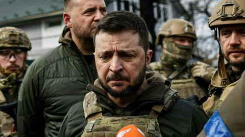 Skal vi bevisst legge opp til en langvarig utmattende krig? spør artikkelforfatteren. Her Ukrainias president Volodymyr Zelensky på besøk i Butsja i april. -