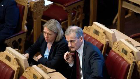 Jeg merker meg at statsminister Jonas Gahr Støre har tillit til at utenriksminister Anniken Huitfeldt ikke har delt innsideinformasjon med sin ektefelle, skriver Håvard Edvardsen.