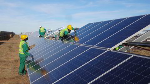 Investeringer på to milliarder kroner fra Klimainvesteringsfondet i fjor fjerner klimagassutslipp tilsvarende 13 prosent av de norske utslippene, skriver Steinar Holden. Norfund har finansiert solkraft i Mosambik.