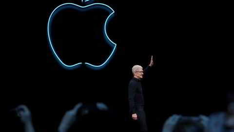 Norske medieselskaper har lykkes best i verden med digitale abonnementer. Men de møter en fartshump i Apple, som krever provisjon på kjøp av abonnement, skriver Ingeborg Volan. Her Apple-sjef Tim Cook.