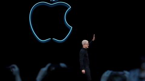 Norske medieselskaper har lykkes best i verden med digitale abonnementer. Men de møter en fartshump i Apple, som krever provisjon på kjøp av abonnement, skriver Ingeborg Volan. Her Apple-sjef Tim Cook.