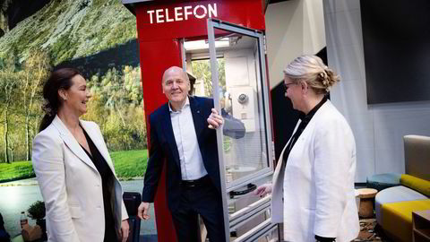 Birgitte Engebretsen (fra venstre), Sigve Brekke og Tone Hegland Bachke legger frem resultatet for Telenor. En telefonkiosk med bøker er i deres lokaler.