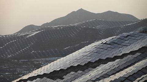 Åssider kledd med solcellepaneler, nær Zhangjiakou, en av OL-byene i 2022, i Hebei-provinsen i Kina.