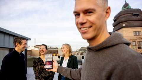 Gründer Peter Gulliksen viser frem Nørs-appen. I bakgrunnen står medgründer Alexander Rein og styremedlemmer Nina Heir og Sigrun Syverud.