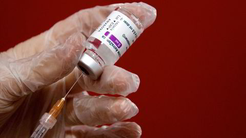 Det har de siste dagene blitt meldt om flere alvorlige sykdomstilfeller blant yngre personer som er blitt vaksinert med AstraZenecas koronavaksine.