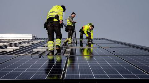 Prisen på solceller og elbilbatterier har falt med 90 prosent på 10–15 år. Prisfallet skyldes industrialisering og konkurranse, men driveren er at stater har skapt markeder for teknologiene, skriver Marius Holm.