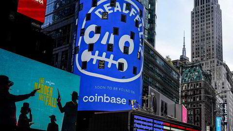 Coinbase på Nasdaqs skjerm på Times Square i New York i november 2021.