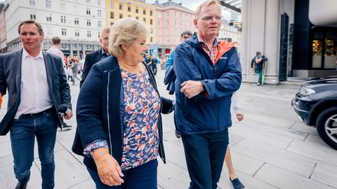 Statsminister Erna Solberg og ektemannen Sindre Finnes etter åpningen av før sesongen til valget i Bergen, på Torgallmenningen i Sentrum.