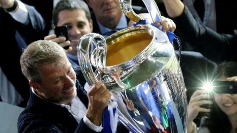 Chelsea har opplevd stor suksess siden Roman Abramovitsj kjøpte klubben i 2003. Her feirer han en av klubbens triumfer i Champions League – fotballens gjeveste klubbturnering.