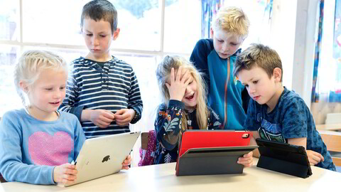 Skjerm i skolen er et forhastet prosjekt som gjør norske barn til digitale prøvekaniner, skriver Maja Lunde i «Skjerm barna».