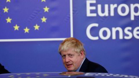 Statsminister Boris Johnson pusher intenst på for å få flertall for sin brexitavtale i parlamentet lørdag. Her forlater han Brussel etter å ha kommet til en enighet med EU.