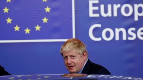 Statsminister Boris Johnson pusher intenst på for å få flertall for sin brexitavtale i parlamentet lørdag. Her forlater han Brussel etter å ha kommet til en enighet med EU.