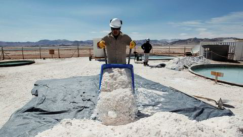 Argentina har verdens største påviste reserver med litium, som her på 4000 meter over havet i saltørkenfjellene. Braulio Lopez i det australske selskapet Galaxy Resources jobber her med utvinning av litium.