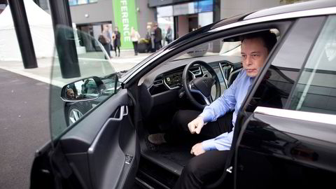 Tesla risikerer å måtte konkurrere direkte mot kinesiske merker, skriver Salvador Baille. Elon Musk på besøk i Stavanger i 2014.