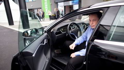 Tesla risikerer å måtte konkurrere direkte mot kinesiske merker, skriver Salvador Baille. Elon Musk på besøk i Stavanger i 2014.