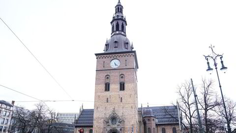 Bevaring av historiske kirkebygg som Oslo Domkirke bør støttes av staten. Driften bør finansieres ved en frivillig kirkeskatt.