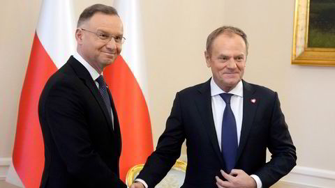 Håndtrykk, men langt fra perlevenner. Polens president Andrzej Duda og statsminister Donald Tusk.