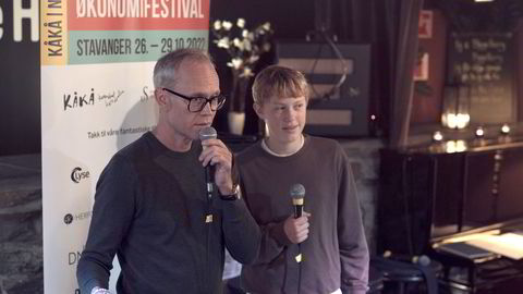 Hva er verdien av et Flaks-lodd? Far Kyrre og sønn Martinius på 13 år diskuterer dette på arrangementet «Barnas time» på økonomifestivalen Kåkånomics i Stavanger forrige uke.