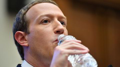 Det har vært en hektisk natt for Facebook-grunnlegger Mark Zuckerberg etter at Facebook, Instagram og Whatsapp var nede i flere timer i går. Her fra en høring i Kongressen i USA i oktober 2019.
