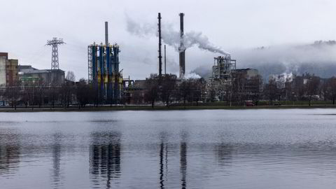 Er Grønt industriløft rett oppskrift når utfordringen er å ta i bruk klimateknologi, ikke å utvikle den? spør Svein Tore Holsether. Bilde fra Yaras anlegg på Herøya.