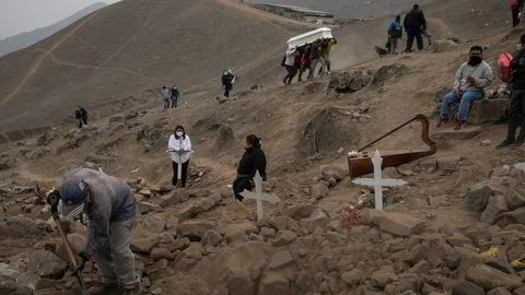 Gravlegging av døde etter korona viruset i Peru.