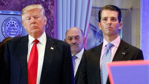 Allen Weisselberg (bak) var som finansdirektør i Trump Organization i en årrekke Donald Trumps pengemann. Her på et sjeldent bilde med ekspresidenten og eldstesønnen Donald Trump Jr. på en pressekonferanse i lobbyen i Trump Tower i New York i januar 2017.