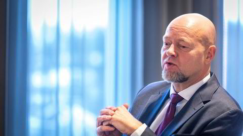 Tidligere Oljefondssjef Yngve Slyngstad, som nå skal lede Aker-systemets finansielle satsing på det grønne skiftet, mener Oljefondets investeringsstrategi er gått ut på dato.