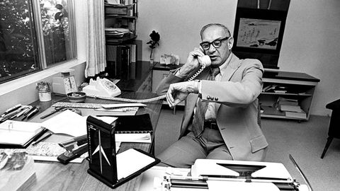 Ledelsesguru Peder Drücker, her på kontoret sitt i Claremont i California i 1975, spredte ideen om at enhver organisasjon trenger klare, enkle, og samlende mål, skriver Tom Karp.