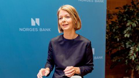 Norges Bank tolker loven og bestemmelsen slik at hensynet til inflasjon er overordnet hensynet til høy sysselsetting, skriver artikkelforfatterne. Sentralbanksjef Ida Wolden Bache.