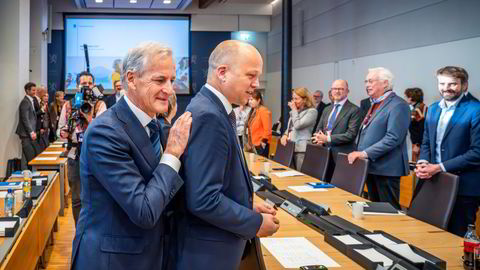 Statsminister Jonas Gahr Støre og finansminister Trygve Slagsvold Vedum presenterte fredag nytt nasjonalbudsjett og utelot vanskelige skattesaker, ifølge kronikkforfatteren.