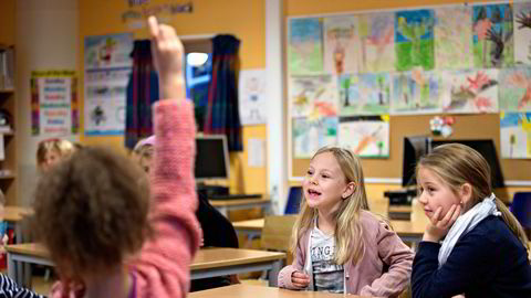 Simen Markussen og Knut Røed har sammenholdt skolekarakterer med foreldrenes inntekt for norske elever født fra 1986 til 2005.