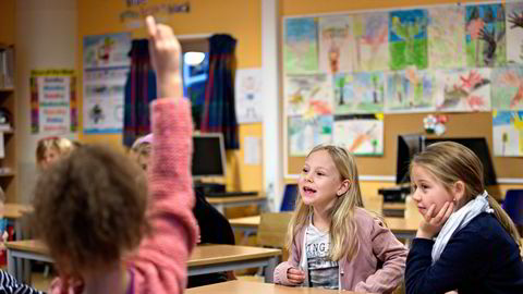Simen Markussen og Knut Røed har sammenholdt skolekarakterer med foreldrenes inntekt for norske elever født fra 1986 til 2005.