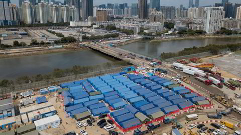 Kina er i ferd med å bygge nye isoleringssentre for koronasmittede ved storbyene, blant annet like ved Shenzhen. En av verdens største og mest moderne storbyer stenges nesten helt ned den neste uken.