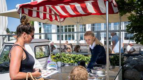 Støtvig Hotel på Larkollen er fullbooket i hele juli. Her kjøper to gjester is av Selma Sørensen fra en isbil på hotellet.