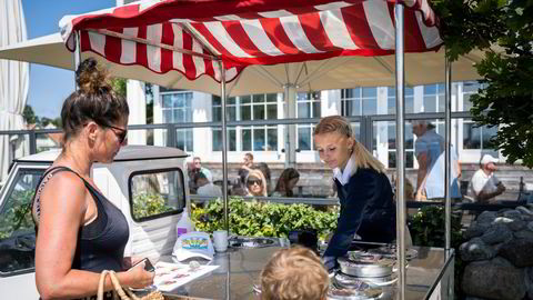 Støtvig Hotel på Larkollen er fullbooket i hele juli. Her kjøper to gjester is av Selma Sørensen fra en isbil på hotellet.