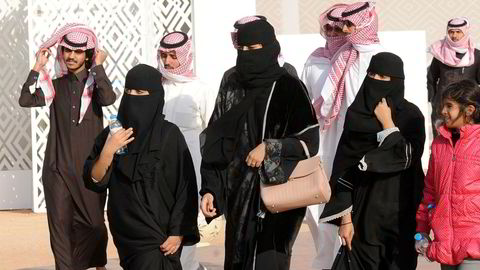 Et flertall av saudiske menn mener at kvinner burde kunne jobbe utenfor hjemmet, men tror at andre menn er uenige, skriver artikkelforfatteren.