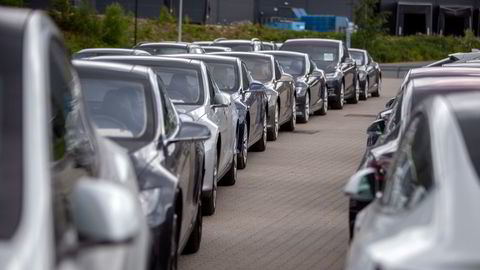 Står hundrevis av Teslaer på en parkeringsplass like ved Birger N. Haug i Røyken.