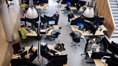 Jeg husker godt hvordan DNB hjalp meg den gangen jeg sto i en fremmed by uten penger eller kort, skriver Ole Christian Apeland. Bildet er fra DNBs telefonservicesenter på Gjøvik, i 2015.