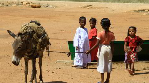 Barn på flukt i kø ved nygravet brønn med grunnvann i det østlige Sudan.