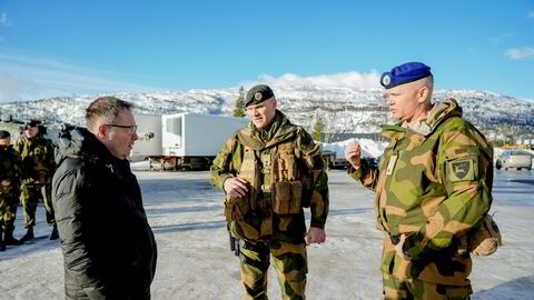 Oppbemanning i landets minst sentrale kommuner blir en utfordring for forsvarsminister Bjørn Arild Gram (fra venstre), generalmajor og sjef i hæren, Lars Lervik, og brigader Terje Bruøygard, sjef for Brigade Nord.