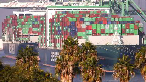 Det er fortsatt kaos på verdenshavene med lange ventetider for containerskip å legge til havn ved blant annet havnen i Los Angeles, slik som er fra denne uken. Situasjonen ved verdens fabrikker kan være i ferd med å bedres, ifølge aktivitetsrapporter for november.
