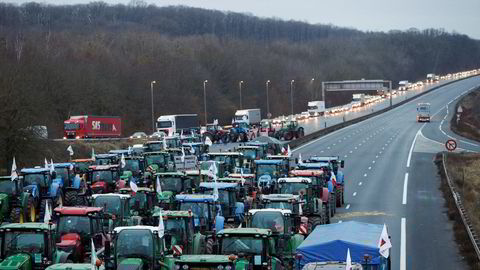 Franske bønder blokkerer hovedveien til Paris i Lonvilliers tirsdag.