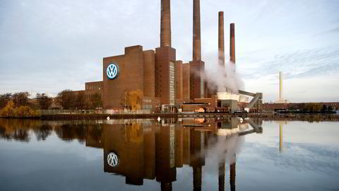 Konkurranseevnen i europeisk industri forverres dramatisk på grunn av krig, gasspriser og kostnadskrevende omstilling av kraftsystemet, skriver Kjell Roland. Bildet: Volkswagens anlegg i Wolfsburg i Tyskland.