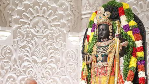 Indias statsminister Narendra Modi ber under innvielsen mandag av Rama-tempelet i delstaten Uttar Pradesh.