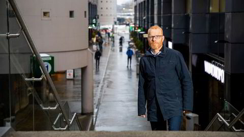 Kjetil Storesletten mener skjenkestoppen bør videreføres og skoler og universiteter holdes åpne.