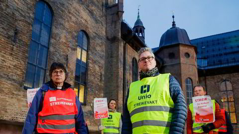 Streikende prester. Heinke Foertsch , fungerende nestleder for Fagforbundet teoLOgene og leder i Presteforeningen, Martin Enstad, under en markering for streikende prester utenfor Oslo domkirke.