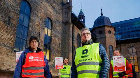 Streikende prester. Heinke Foertsch , fungerende nestleder for Fagforbundet teoLOgene og leder i Presteforeningen, Martin Enstad, under en markering for streikende prester utenfor Oslo domkirke.