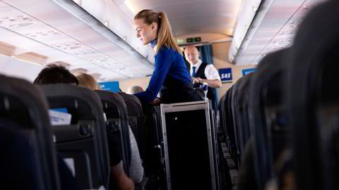 SAS kan i snitt ta cirka 15–20 prosent mer betalt for flybillettene enn hovedkonkurrenten. Aller mest betaler kundene lengst fremme i kabinen, som også er de viktigste kundene i Eurobonus-programmet. Her serveres de på en reise fra Oslo til Stockholm.