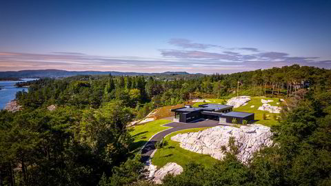 Skipanesvegen 264 med en nyoppført villa på en 11 mål stor tomt har strandlinje, basseng og panoramautsikt over Fanafjorden. Nå legges boligen ut for salg med en prisantydning som vil gjøre den til Bergens dyreste.