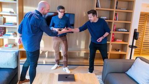 Softwaren til Huddlys videokonferansekamera fikk sitt store gjennombrudd undere pandemien, men så kom en virkelig baksmell i fjor. Her gründer Stein Ove Eriksen, påtroppende toppsjef Alexander Woxen og designsjef Knut Teppan med to av kameraene.